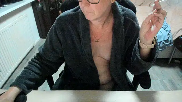 Snapshot of minoesje37 chatting on November 3, 8:43 pm minoesje37 online show from November 3, 8:43 pm