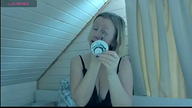 Snapshot of I_AM_MILF chatting on February 6, 7:56 am I AM MILF online show from February 6, 7:56 am