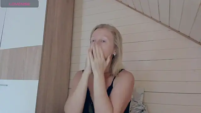 Snapshot of I_AM_MILF chatting on October 15, 7:08 am I AM MILF online show from October 15, 7:08 am