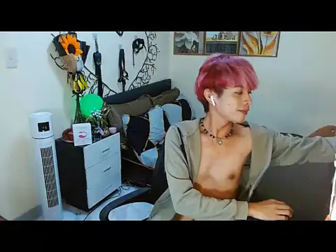 Snapshot of WildestTwink chatting on October 8, 5:43 pm WildestTwink online show from October 8, 5:43 pm