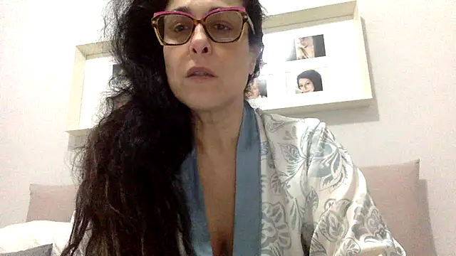 Snapshot of crudeliafrancy chatting on March 2, 5:20 pm crudeliafrancy online show from March 2, 5:20 pm