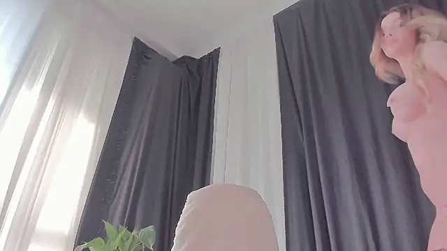 Snapshot of blond3bab3 chatting on January 23, 12:19 pm blond3bab3 online show from January 23, 12:19 pm