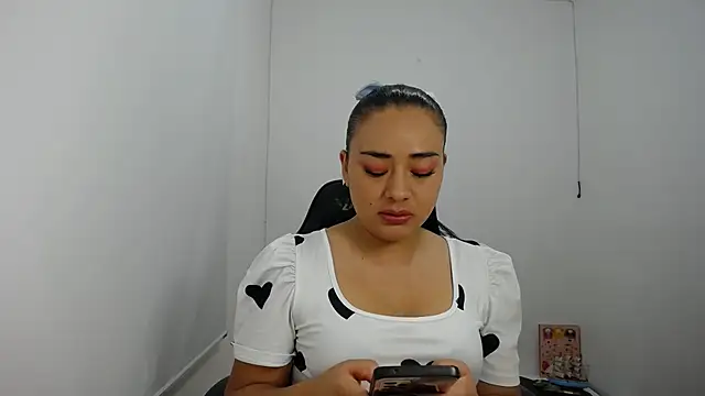 Snapshot of ReyleDoll chatting on December 18, 12:43 am ReyleDoll online show from December 18, 12:43 am