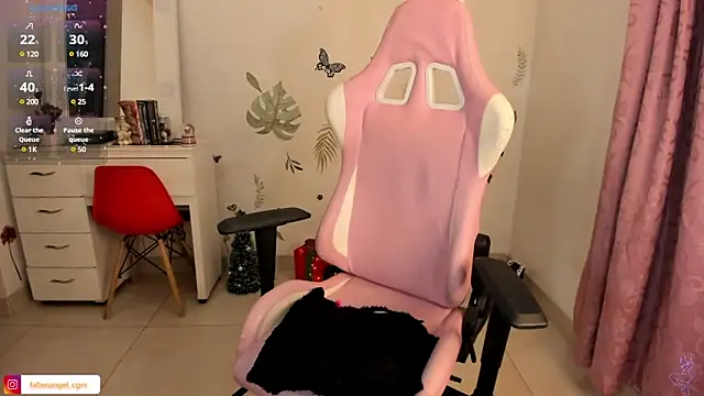 Snapshot of Fallengangel chatting on December 17, 10:55 am Fallengangel online show from December 17, 10:55 am