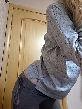 Snapshot of YogisticJuli666 chatting on January 29, 6:33 am YogisticJuli666 online show from January 29, 6:33 am