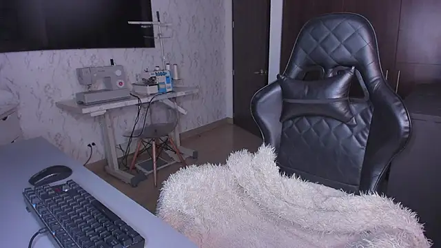 Snapshot of Lisegg_ chatting on December 7, 10:23 am Lisegg online show from December 7, 10:23 am
