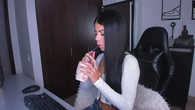 Snapshot of Lisegg_ chatting on February 11, 11:32 am Lisegg online show from February 11, 11:32 am