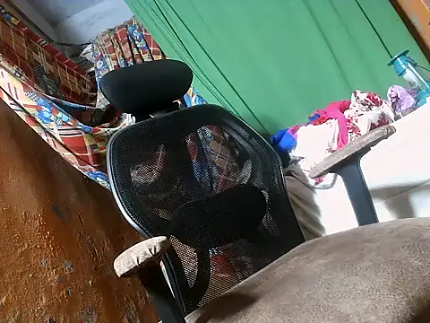 Snapshot of desiboy1101 chatting on February 17, 1:32 pm desiboy1101 online show from February 17, 1:32 pm