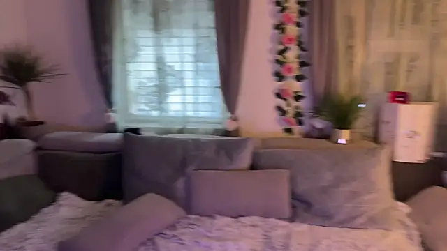 Snapshot of Monageil chatting on November 18, 6:51 am Monageil online show from November 18, 6:51 am