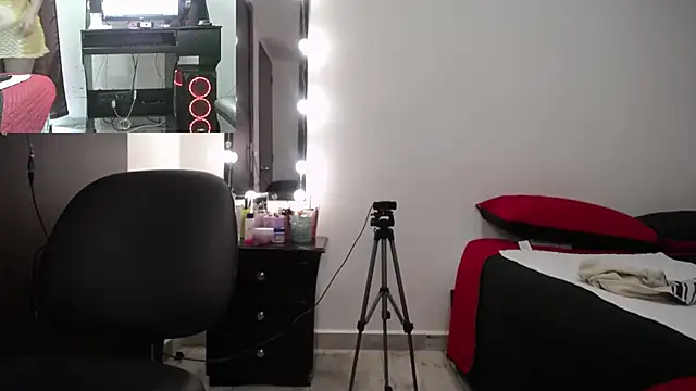 Snapshot of zoe_hotxxx chatting on March 1, 5:05 pm zoe hotxxx online show from March 1, 5:05 pm