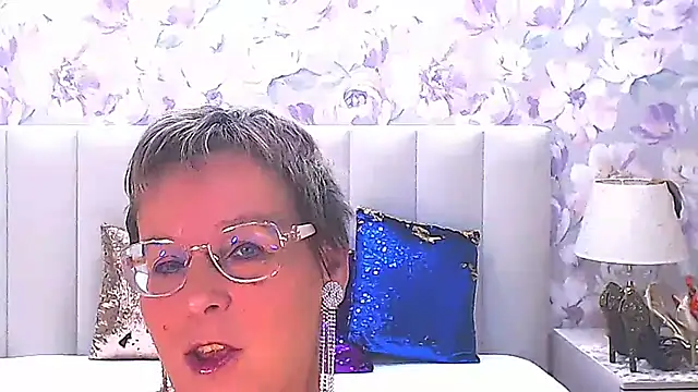 Snapshot of MilfyMommyXX chatting on November 8, 4:45 am MilfyMommyXX online show from November 8, 4:45 am