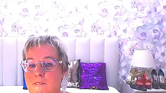 Snapshot of MilfyMommyXX chatting on November 21, 4:44 am MilfyMommyXX online show from November 21, 4:44 am