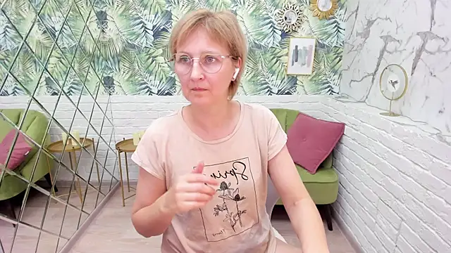 Snapshot of Paris_Cherry chatting on November 5, 8:31 pm Paris Cherry online show from November 5, 8:31 pm