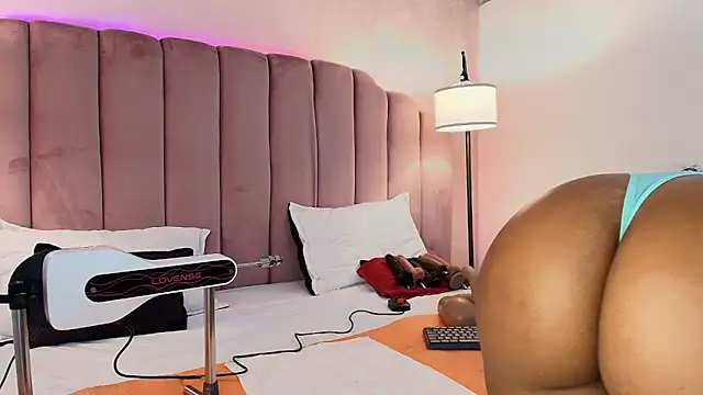 Snapshot of HallyBans chatting on February 11, 7:38 pm HallyBans online show from February 11, 7:38 pm