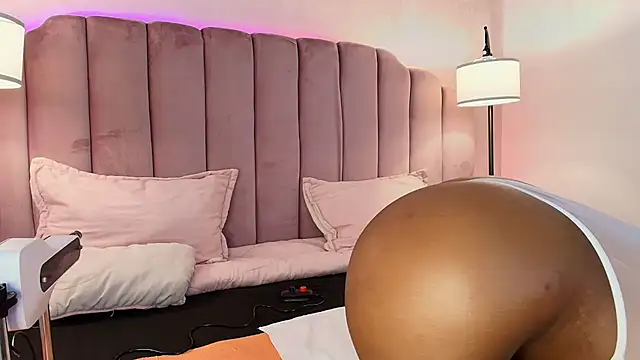 Snapshot of HallyBans chatting on February 12, 7:13 pm HallyBans online show from February 12, 7:13 pm