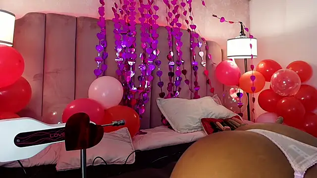 Snapshot of HallyBans chatting on February 16, 12:21 pm HallyBans online show from February 16, 12:21 pm