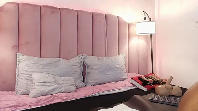 Snapshot of HallyBans chatting on March 2, 12:01 pm HallyBans online show from March 2, 12:01 pm