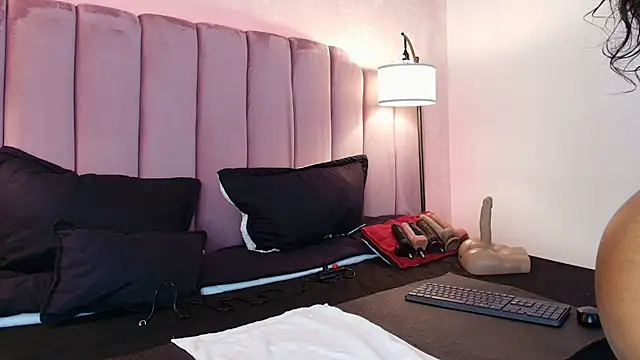 Snapshot of HallyBans chatting on March 8, 12:09 pm HallyBans online show from March 8, 12:09 pm