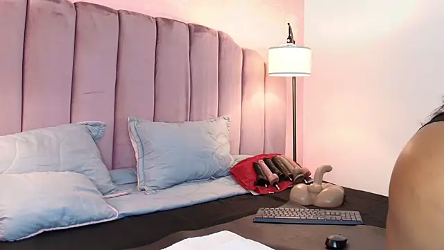 Snapshot of HallyBans chatting on March 11, 7:14 pm HallyBans online show from March 11, 7:14 pm