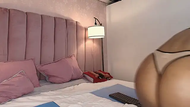 Snapshot of HallyBans chatting on November 12, 11:54 am HallyBans online show from November 12, 11:54 am