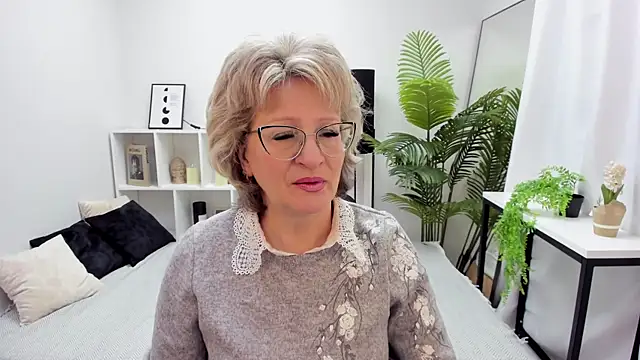 EvelynJoyful online show from March 19, 5:30 am