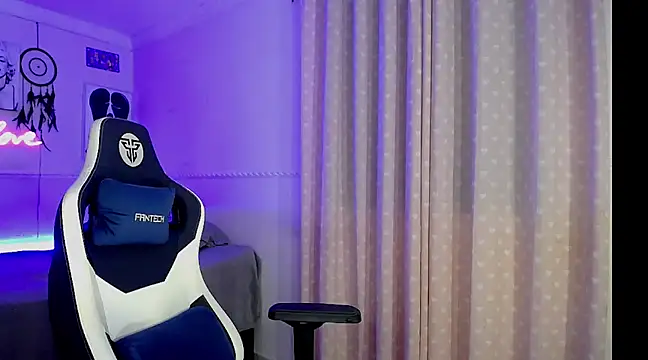 Snapshot of charlottesexxx chatting on March 12, 11:44 pm charlottesexxx online show from March 12, 11:44 pm