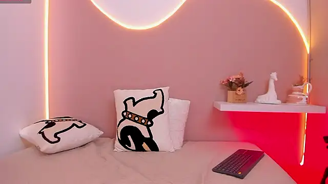 Snapshot of EllieMitchell chatting on December 8, 8:58 pm EllieMitchell online show from December 8, 8:58 pm