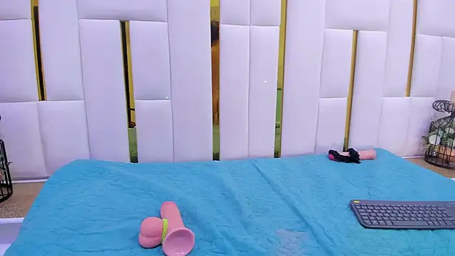 Snapshot of cristinapuerta_ chatting on December 2, 6:10 pm cristinapuerta online show from December 2, 6:10 pm