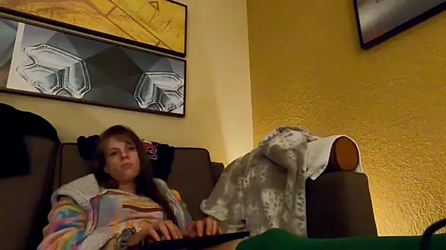 Snapshot of TheDaisyChaos chatting on December 16, 6:32 am TheDaisyChaos online show from December 16, 6:32 am