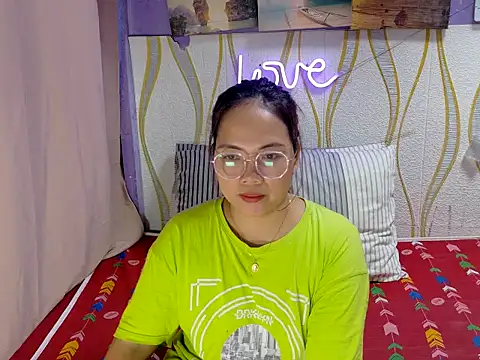 BURBERRY69 online show from March 10, 10:59 pm