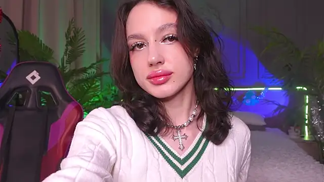 Snapshot of Devilinee chatting on December 8, 7:58 am Devilinee online show from December 8, 7:58 am