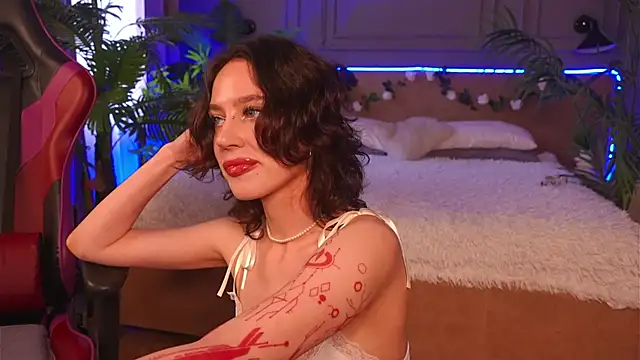 Snapshot of Devilinee chatting on September 18, 6:48 am Devilinee online show from September 18, 6:48 am