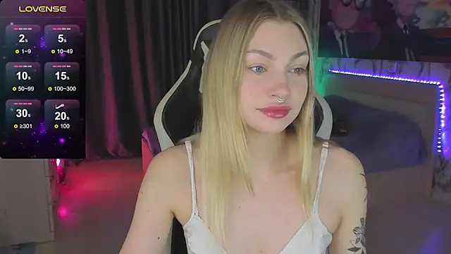 Snapshot of BiMolly chatting on December 10, 2:05 am BiMolly online show from December 10, 2:05 am