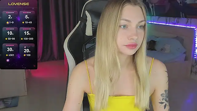 Snapshot of BiMolly chatting on December 18, 2:53 am BiMolly online show from December 18, 2:53 am