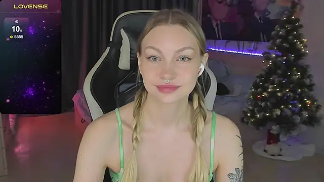 Snapshot of BiMolly chatting on February 15, 12:37 am BiMolly online show from February 15, 12:37 am