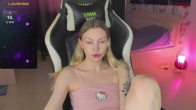 Snapshot of BiMolly chatting on March 19, 8:34 am BiMolly online show from March 19, 8:34 am