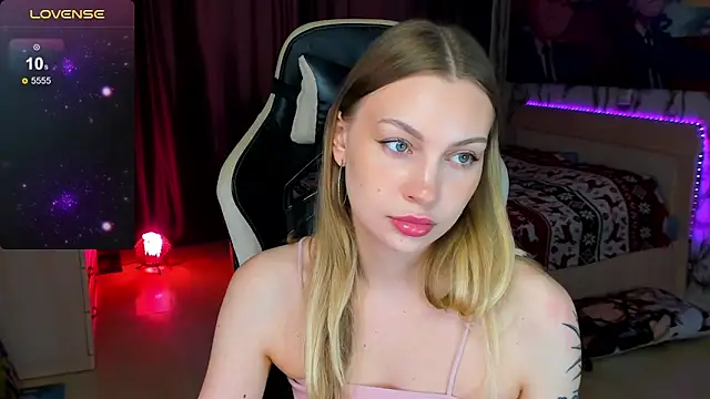 Snapshot of BiMolly chatting on October 16, 8:59 am BiMolly online show from October 16, 8:59 am