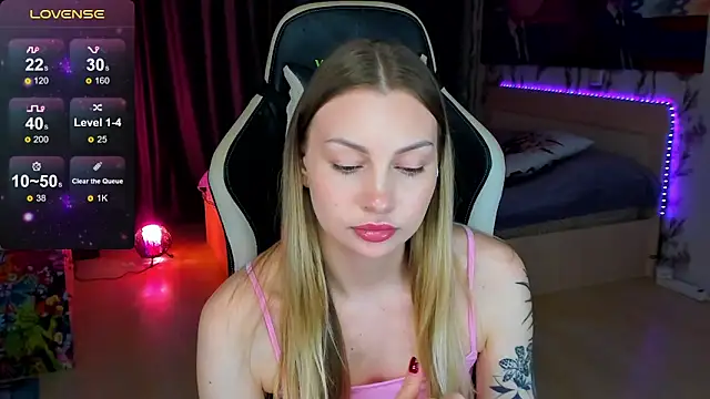 Snapshot of BiMolly chatting on November 19, 6:30 pm BiMolly online show from November 19, 6:30 pm