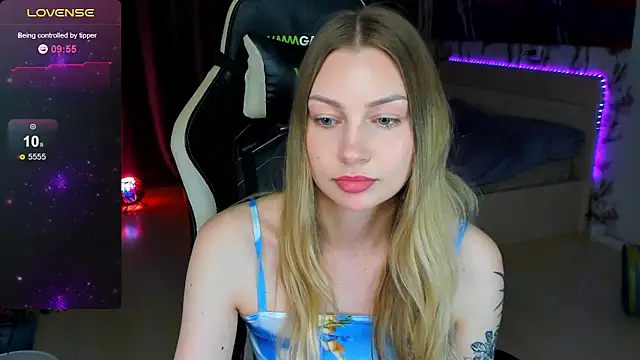 Snapshot of BiMolly chatting on November 27, 2:57 am BiMolly online show from November 27, 2:57 am