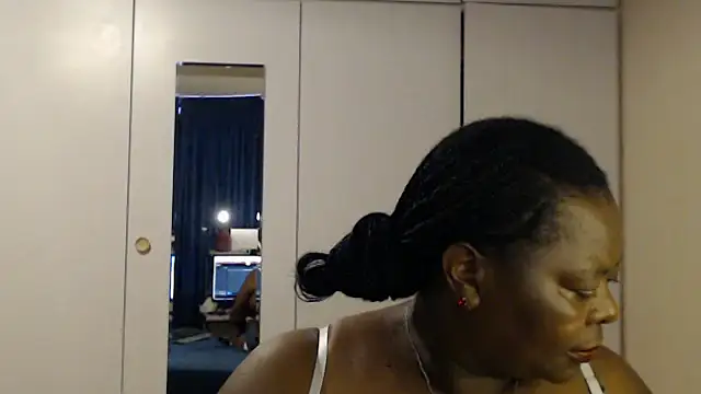 Snapshot of MatureBoobsDiva chatting on November 1, 2:41 pm MatureBoobsDiva online show from November 1, 2:41 pm