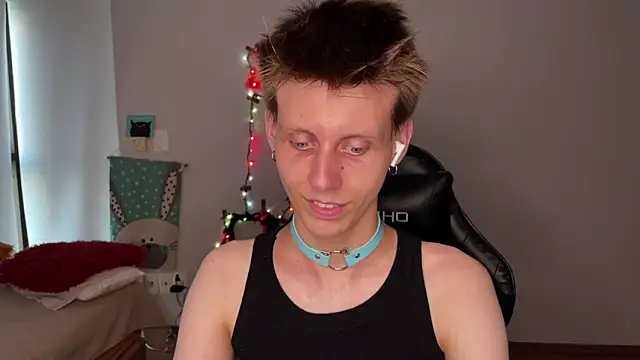 Snapshot of vladdymeow chatting on December 2, 9:39 pm vladdymeow online show from December 2, 9:39 pm