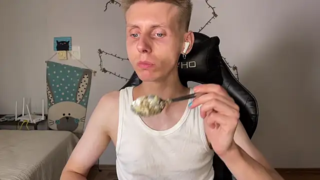 Snapshot of vladdymeow chatting on February 18, 12:37 am vladdymeow online show from February 18, 12:37 am