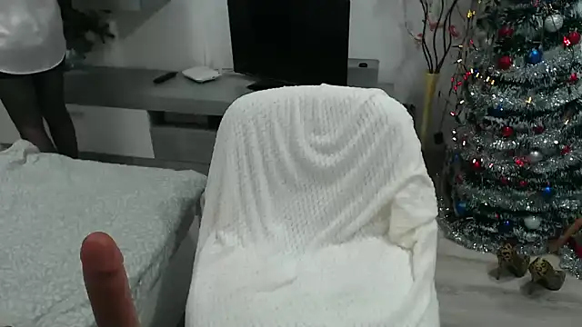 JullieMilf online show from December 28, 5:03 pm