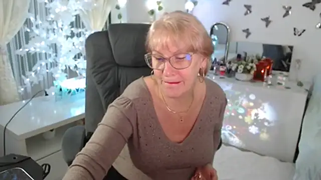 Ghertrude52 online show from December 2, 4:07 am