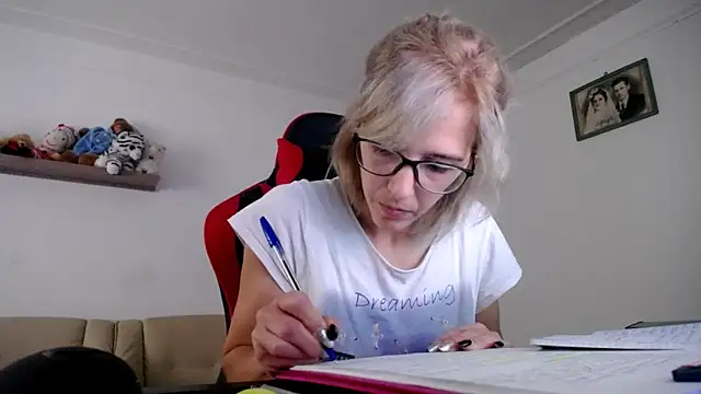 Snapshot of SexxyLety chatting on October 6, 8:23 am SexxyLety online show from October 6, 8:23 am