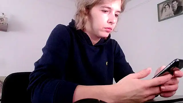 Snapshot of SexxyLety chatting on December 4, 7:39 am SexxyLety online show from December 4, 7:39 am