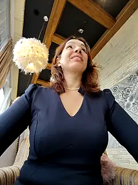 Snapshot of EvaXOAir chatting on November 10, 5:28 am EvaXOAir online show from November 10, 5:28 am