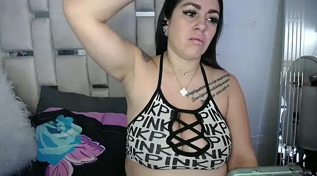 Snapshot of chelaqueen_ chatting on January 30, 9:36 pm chelaqueen  online show from January 30, 9:36 pm