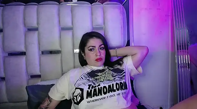 Snapshot of chelaqueen_ chatting on February 6, 12:00 am chelaqueen  online show from February 6, 12:00 am