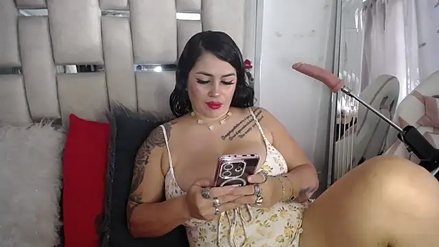 Snapshot of chelaqueen_ chatting on October 10, 8:41 pm chelaqueen  online show from October 10, 8:41 pm